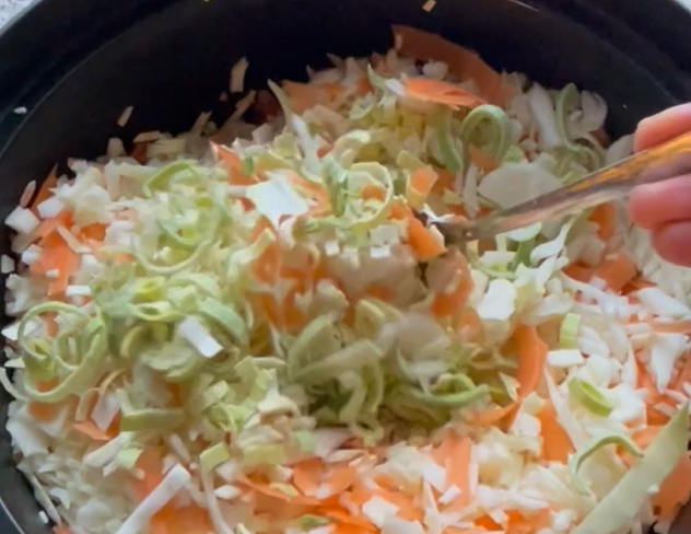 Pirteä kaalisalaatti purjolla