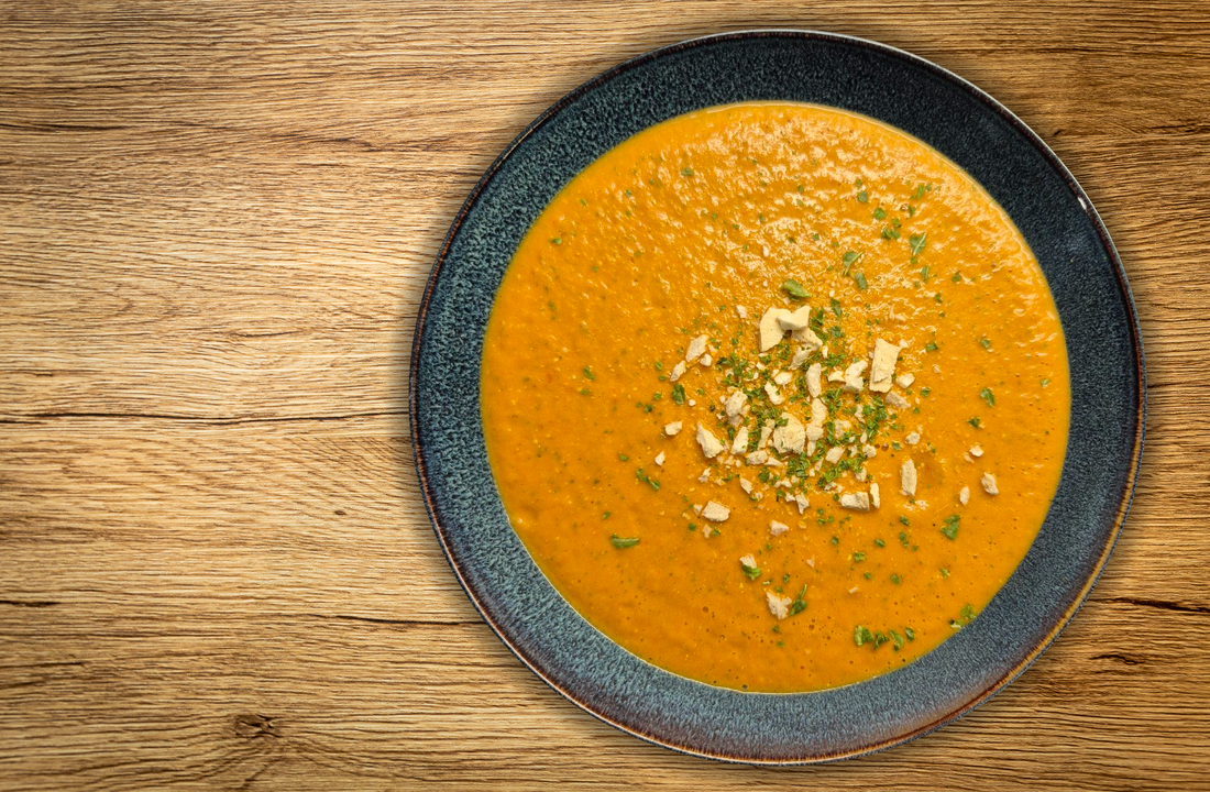 Samettinen kasvissosekeitto aurajuustolla