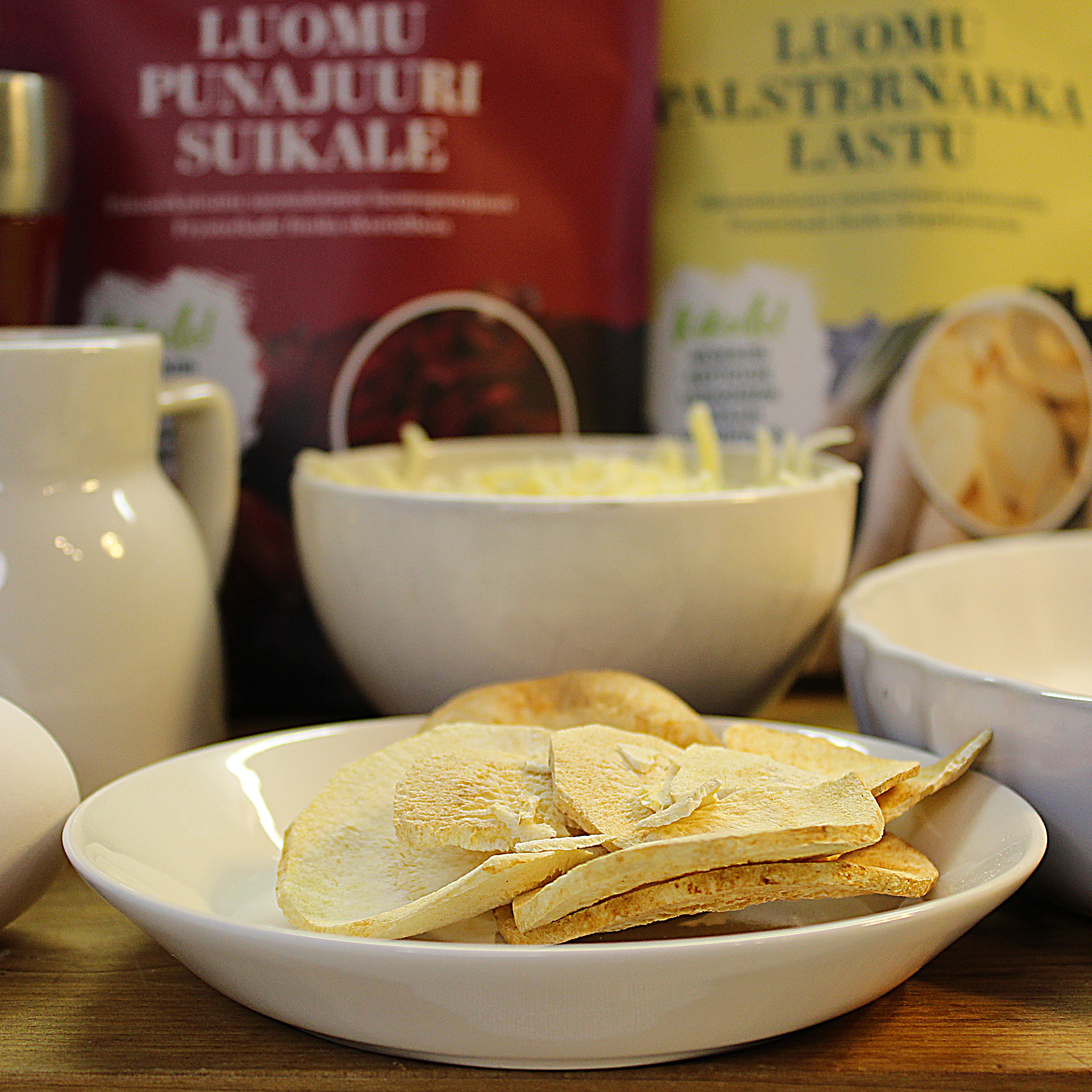 pakastekuivattu luomupalsternakkalastu ja punajuurisuikale piirakan ainekset